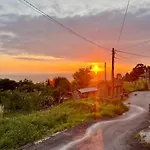 Tiny House With Sunset Over The Ocean Ferienhaus