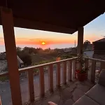 Tiny House With Sunset Over The Ocean 펜션 오이아