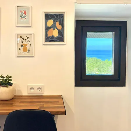 Tiny House With Sunset Over The Ocean 펜션 오이아